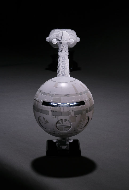 Discovery One Model - front - HobbyLink Japan